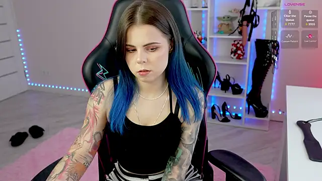 Latex Kitty online show from April 15, 2026, 2:46 pm