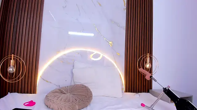 danisaenz  online show from December 11, 2024, 8:18 pm