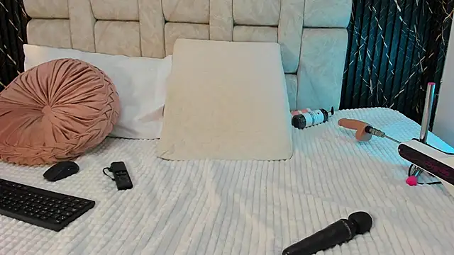 danisaenz  online show from December 4, 2025, 7:22 pm