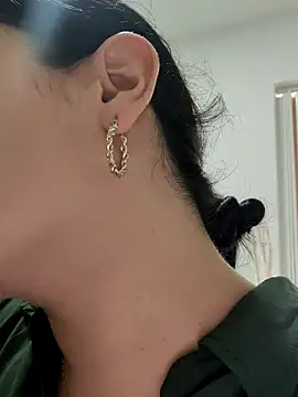 Lia Hurley online show from December 22, 2024, 5:10 pm