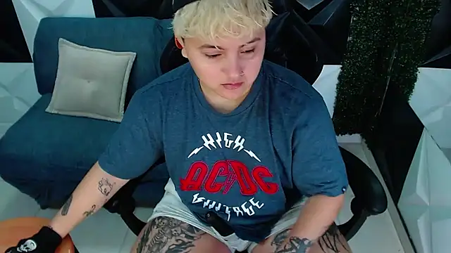 isabeautyx19 online show from January 6, 2025, 2:03 pm