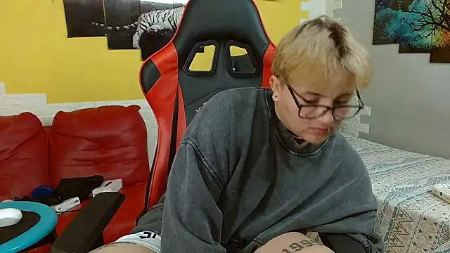 isabeautyx19 online show from October 7, 2025, 1:14 am