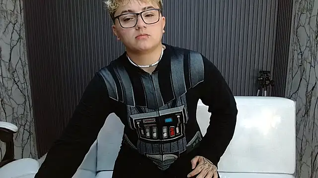 isabeautyx19 online show from October 13, 2025, 12:10 am