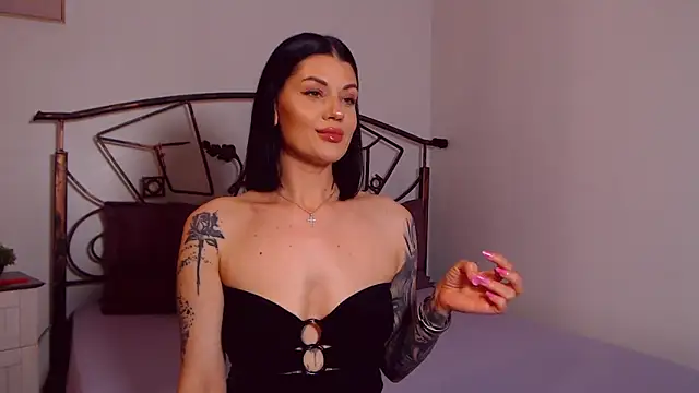 Snapshot of YvonneEverlee chatting on May 20, 2026, 7:31 pm YvonneEverlee online show from May 20, 2026, 7:31 pm