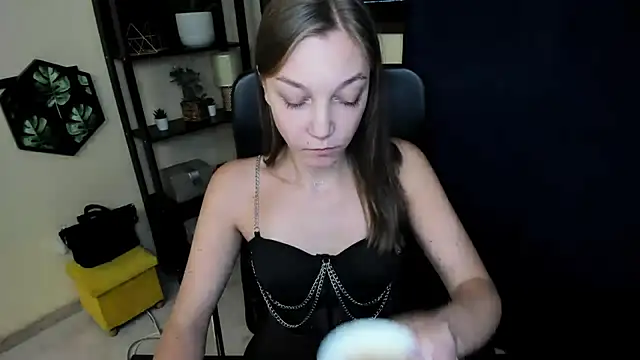 EmillyPlay online show from October 21, 2025, 9:43 am