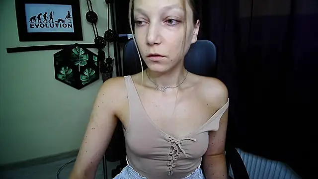 Snapshot of EmillyPlay chatting on July 9, 2026, 5:22 am EmillyPlay online show from July 9, 2026, 5:22 am