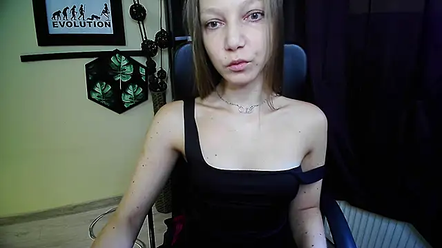 Snapshot of EmillyPlay chatting on July 10, 2026, 5:34 am EmillyPlay online show from July 10, 2026, 5:34 am