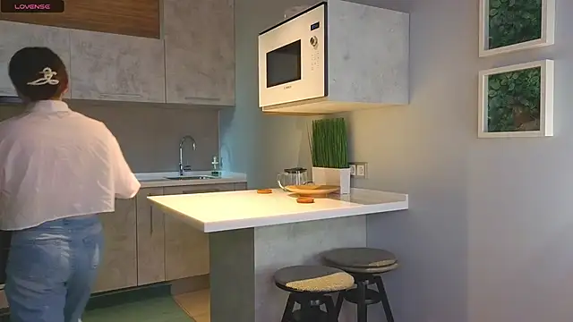 DonnaBurkee online show from October 9, 2025, 4:10 am