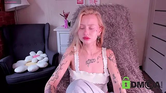 MalenaErnman online show from March 16, 2025, 10:44 am