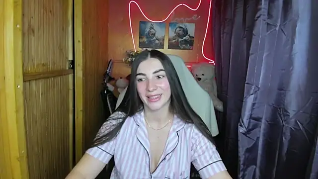 Fiery Brunette  online show from February 9, 2025, 8:45 pm