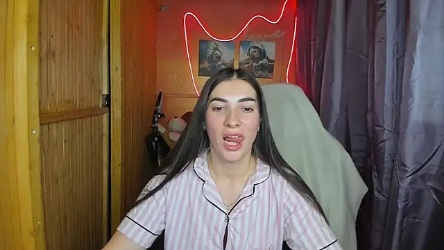 Fiery Brunette  online show from February 19, 2025, 3:27 pm