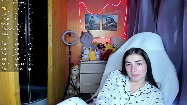 Fiery Brunette  online show from September 21, 2025, 11:12 am