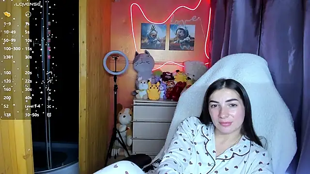 Fiery Brunette  online show from September 30, 2025, 7:13 am