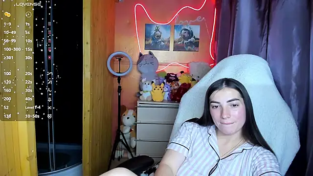 Fiery Brunette  online show from October 3, 2025, 4:15 pm