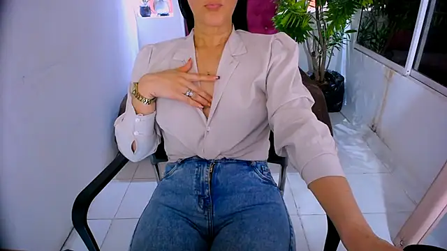 BitterMomXxx online show from September 15, 2025, 1:22 pm