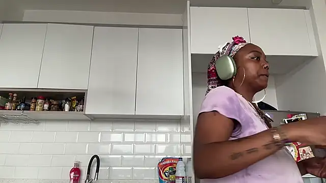 ChocolateCakeQueen online show from February 10, 2025, 6:03 pm