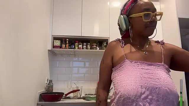 ChocolateCakeQueen online show from February 11, 2025, 11:12 pm