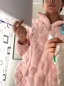 hannahb-e online show from November 24, 2025, 1:11 pm