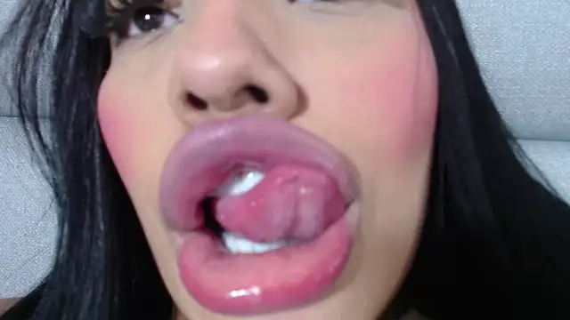 emily brontee  online show from December 2, 2024, 2:52 pm