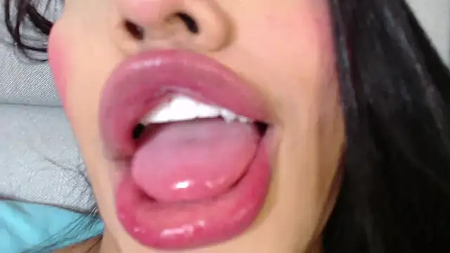 emily brontee  online show from December 10, 2024, 3:01 pm