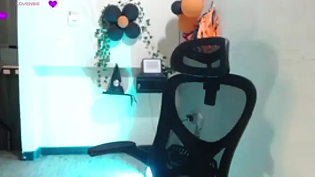 Snapshot of _samara chatting on October 19, 2025, 12:06 pm samara online show from October 19, 2025, 12:06 pm