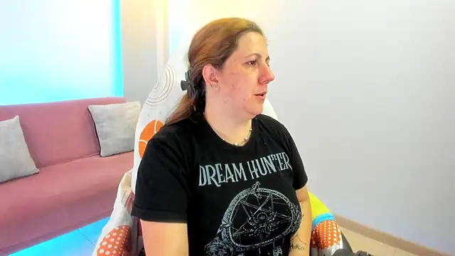 katie joness  online show from September 30, 2025, 1:05 pm