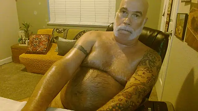 musclebearnips online show from October 28, 2025, 1:20 am