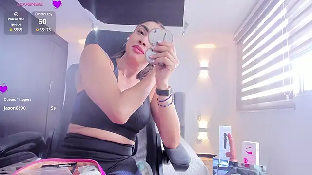 AnaRuiz online show from February 7, 2025, 6:24 pm