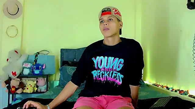 Liamscott  online show from April 18, 2026, 7:07 pm