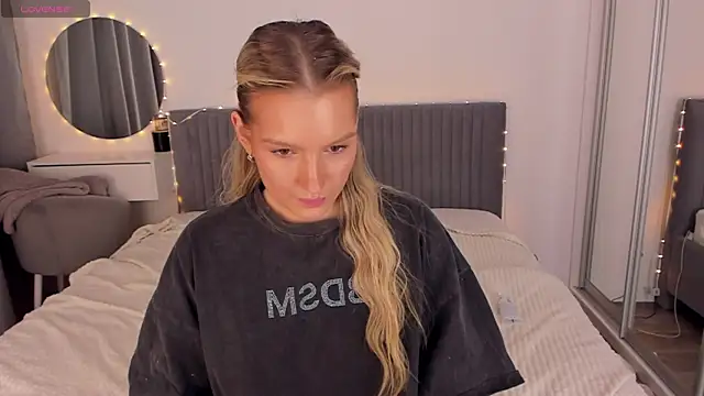 CassieRayss online show from April 18, 2026, 7:29 pm