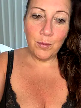 xsexycurvymilf online show from October 5, 2025, 1:20 pm