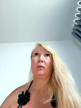 EmmaInLove23 online show from September 14, 2025, 5:17 am