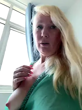 EmmaInLove23 online show from October 19, 2025, 4:57 am