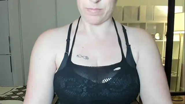 emmita69  online show from October 1, 2025, 12:49 am