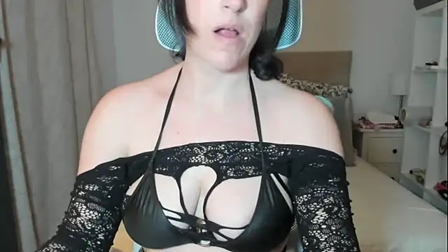 emmita69  online show from April 16, 2026, 11:40 pm