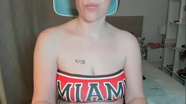 emmita69  online show from April 21, 2026, 2:26 am