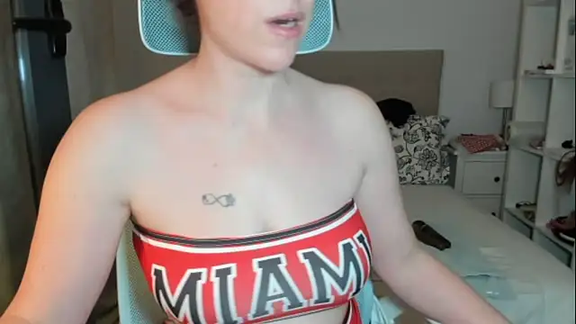 emmita69  online show from April 21, 2026, 2:51 am