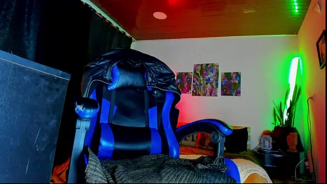 LatinMilk  online show from February 21, 2026, 11:28 pm