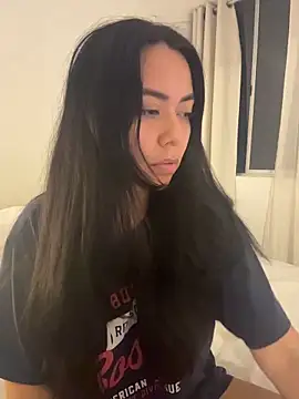 PetitLumiere online show from April 19, 2026, 3:39 am