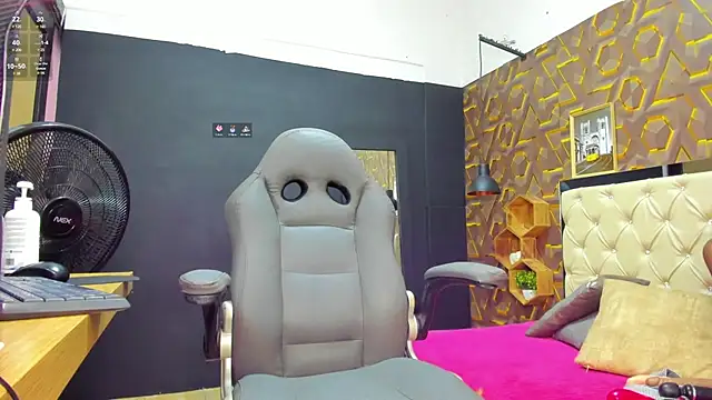 deyy madissonn online show from February 10, 2025, 8:10 pm