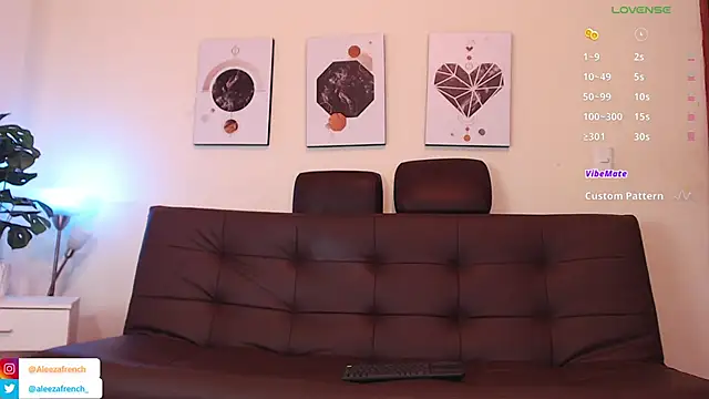 AleezaFrench online show from December 17, 2024, 1:49 pm