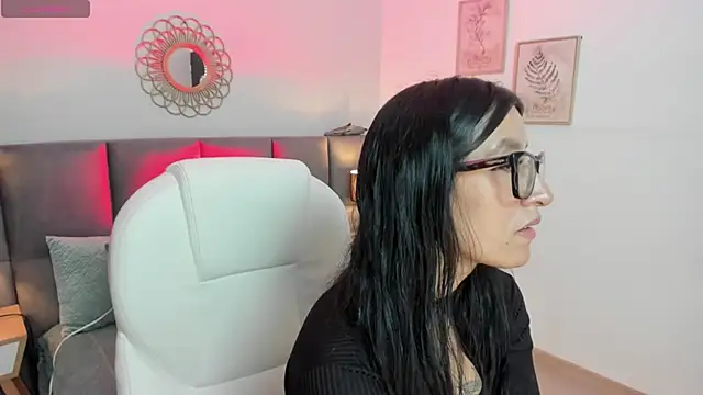 kira moon   online show from April 5, 2026, 2:47 pm