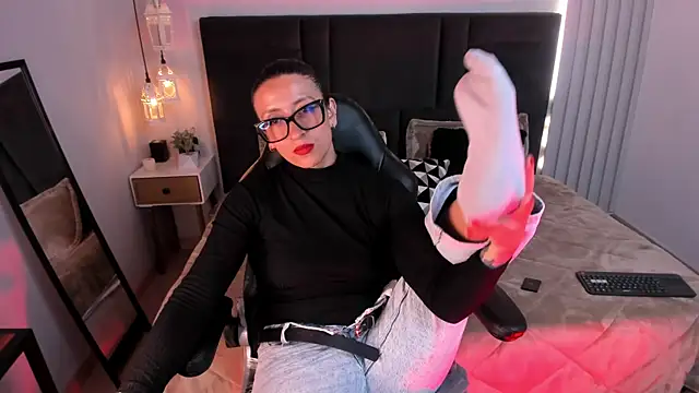 kira moon   online show from April 7, 2026, 9:04 pm