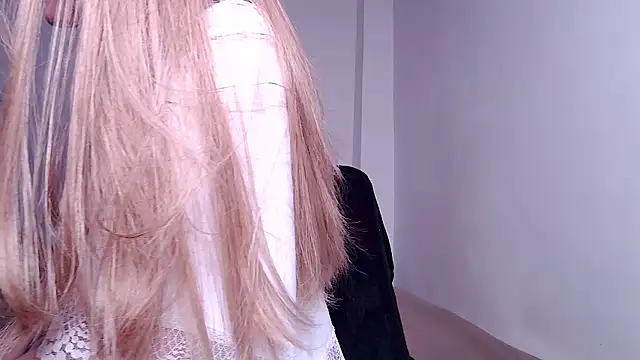 caarlywhitee online show from April 19, 2026, 12:11 am