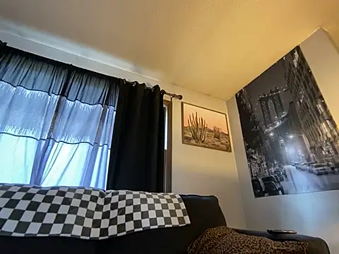 SidneyRaee online show from December 4, 2024, 7:45 pm