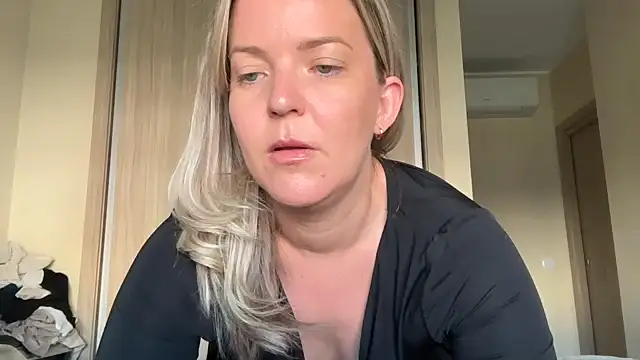 naughtyhollyxxxx online show from September 15, 2025, 7:41 am