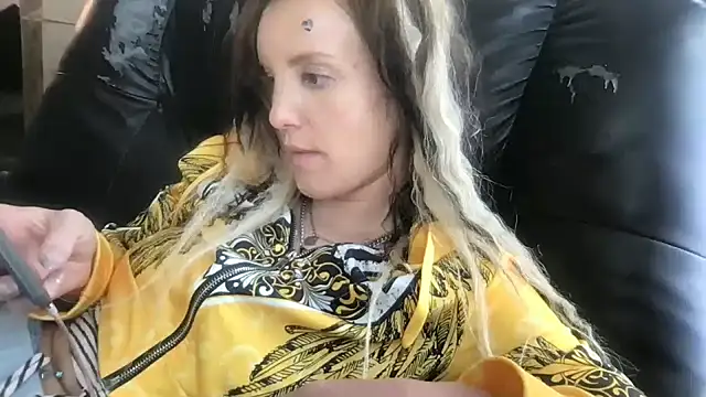 kittycatkendra online show from February 25, 2025, 8:19 pm