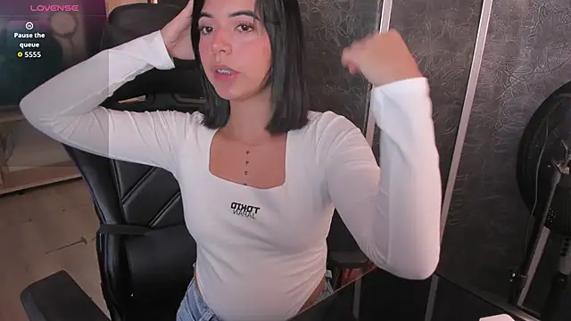 NicolRoss  online show from October 22, 2025, 12:05 pm