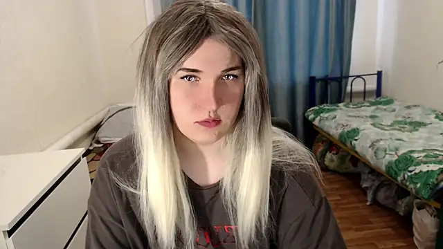 EvaMiron online show from April 13, 2026, 4:40 am