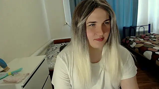 Snapshot of EvaMiron chatting on May 18, 2026, 2:12 pm EvaMiron online show from May 18, 2026, 2:12 pm